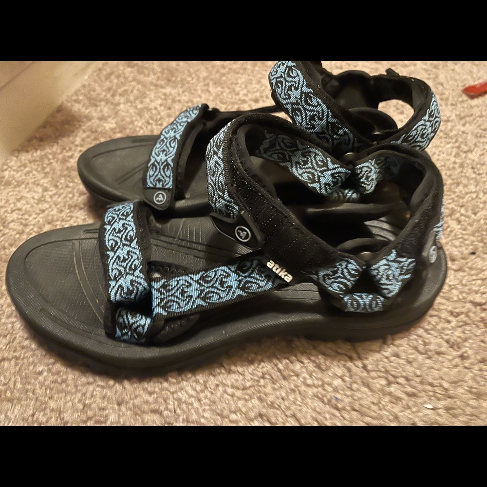 Size 7 in womens Aitka brand sandals